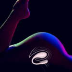 Silhouette de femme portant Spot de Kiiroo, vibromasseur œuf connecté lumineux.