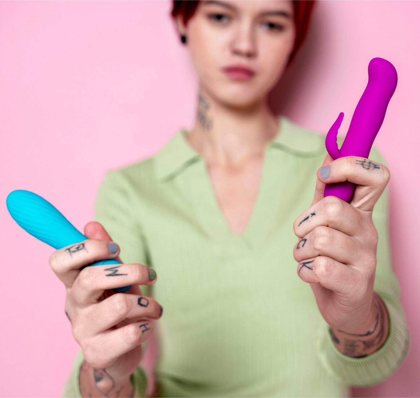 Femme tenant deux sextoys